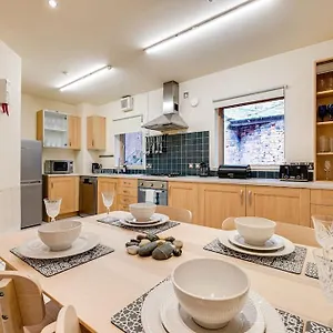 https://large-townhouse-in-chester-cc-2-free-parking-spaces-incl.hotelsin-chester.com