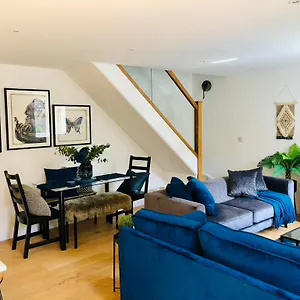 Ferienhaus Modern Luxurious House With Parking And Garden 